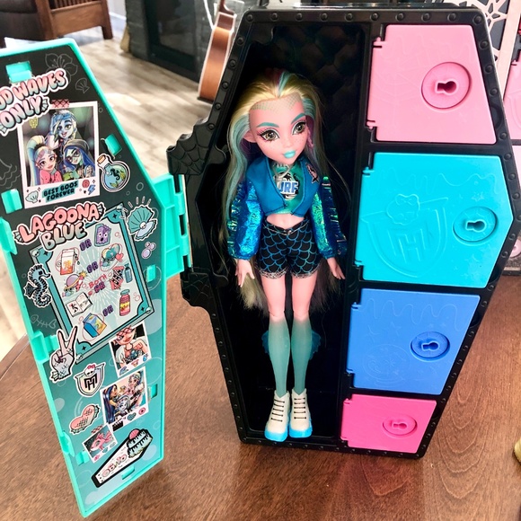 Monster High, Bundle, Skulltimate Secrets, 4 Dolls, 4 Lockers, & Accessories - Picture 8 of 11